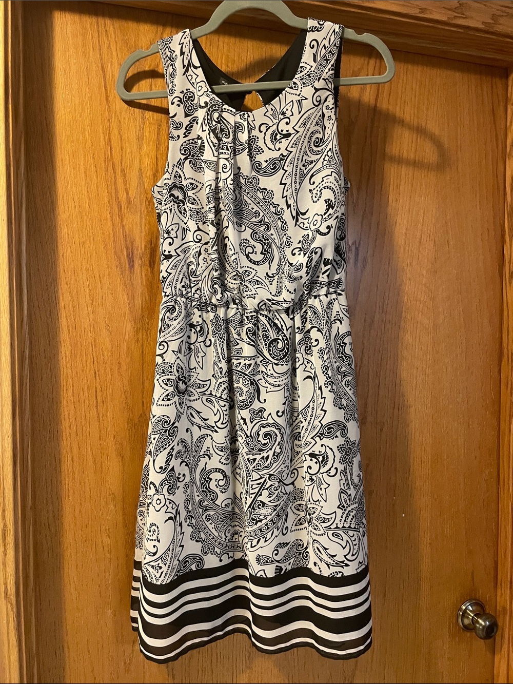 Sleeveless Black & White Paisley Fit-and-Flare Dress flawed L28